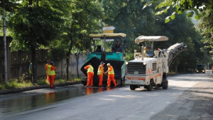 Преасфалтират изцяло нов уличен участък
