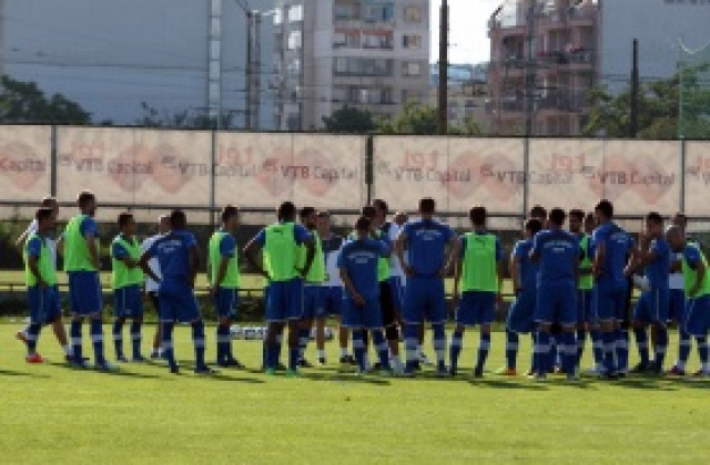 Новите треньори въвеждат йога в Левски, Кевин Бру тренира самостоятелно