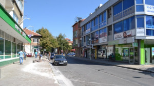 Собственици финансират ремонт на тротоар в Казанлък