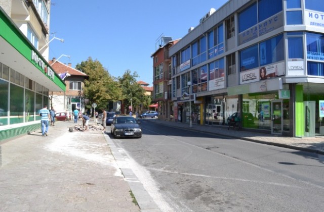 Собственици финансират ремонт на тротоар в Казанлък