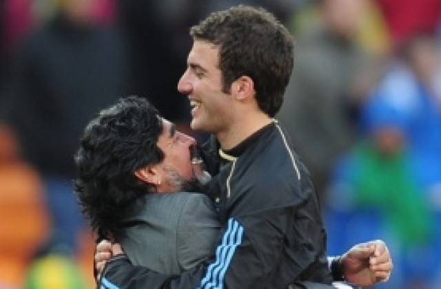 Марадона оплю Тевес във възторга си от трансфера на Игуаин