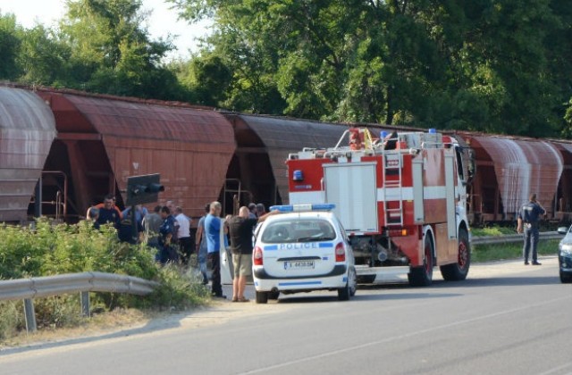 Товарен влак размаза джип на жп прелез, шофьорът без драскотина