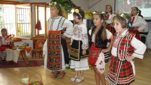 С песни и народни обичаи в НУ Хр Ботев посрещнаха