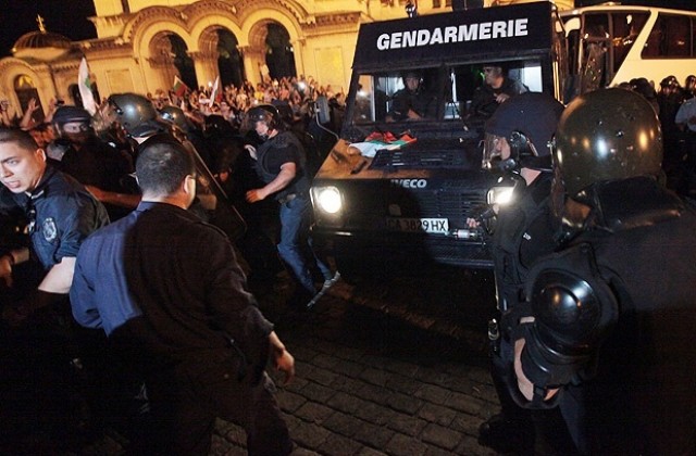 Бунт, криза, умора и разочарование виждат в България руски вестници