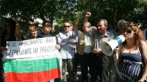 Привърженици на кабинета се събраха на протест пред посолството на