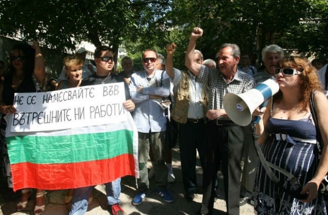 Привърженици на кабинета се събраха на протест пред посолството на Германия