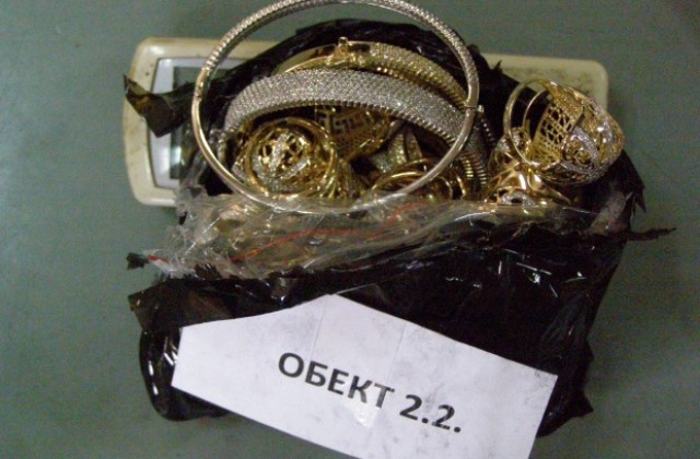 Русенски митничари заловиха 2.5 кг контрабандно злато в ТИР с платове