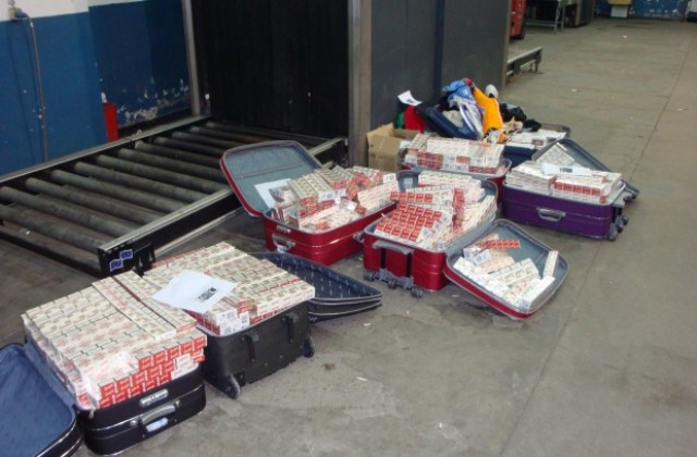 Митничарите задържаха 1260 кутии цигари без бандерол на Дунав мост