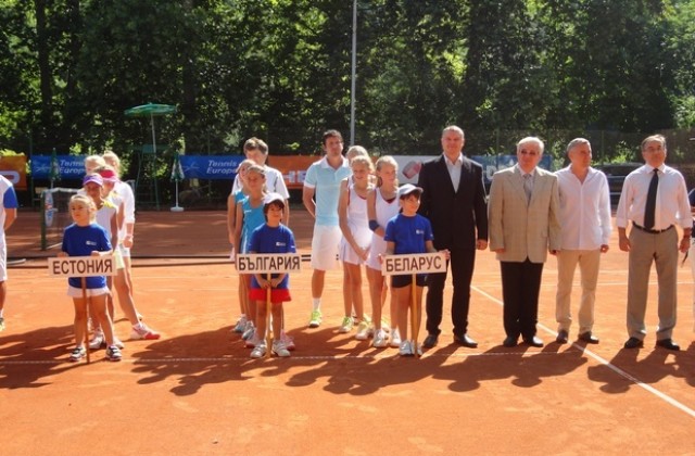 Областният управител откри европейското по тенис за момичета