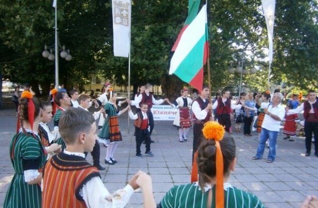 С хора и дефиле бе дадено началото на фолклорен фестивал Сребърна пафта