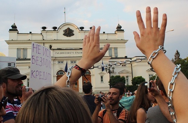 Български интелектуалци предлагат нежна революция под строг обществен контрол