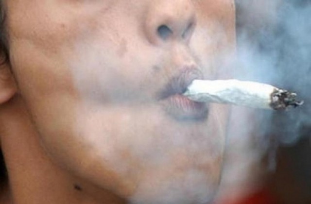 Криминалисти задържаха 20-годишен младеж с наркотици