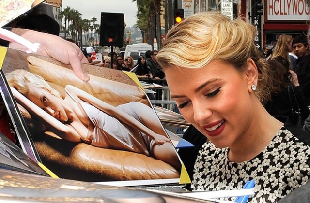 Скарлет Йохансон се появи с годежен пръстен