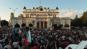 72 от българските граждани определят положението в страната като непоносимо