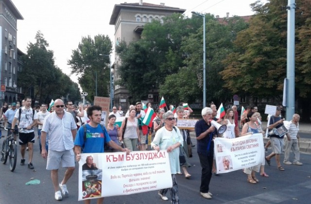 Голямо вечерно къпане пред общината организират протестиращите
