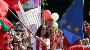 Орешарски и Станишев убеждават млади хора да останат в България