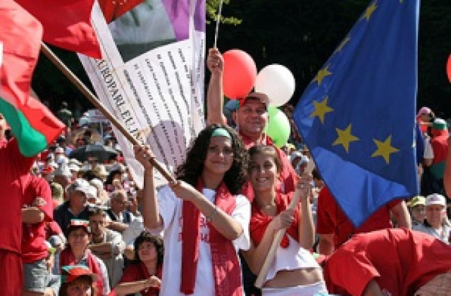 Орешарски и Станишев убеждават млади хора да останат в България