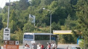 Протестиращи изпратиха с освиркване последните автобуси към Бузлуджа