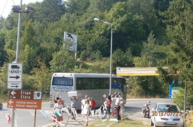 Протестиращи изпратиха с освиркване последните автобуси към Бузлуджа