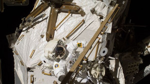 Корабът Прогрес се скачи успешно с МКС