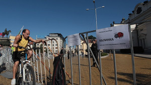 Десетки протестиращи отново пиха кафе пред парламента