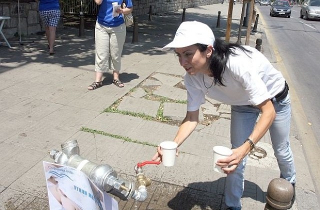 В Димитровград раздават безплатна минерална вода заради жегите