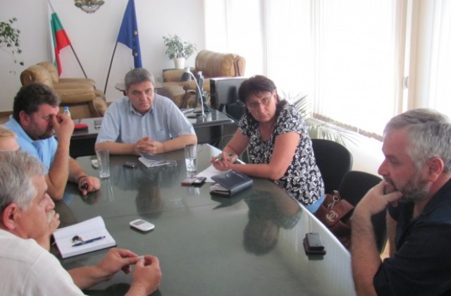 Областният управител и кметове обсъдиха проблема с недостига на вода в селата Мадара и Кюлевча