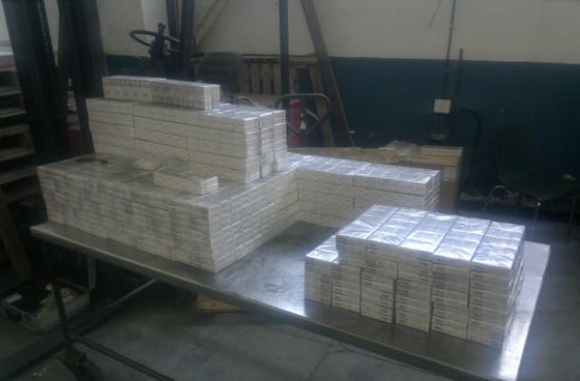 Русенски митничари откриха 2310 кутии цигари в тайник под платформа за превоз на коли