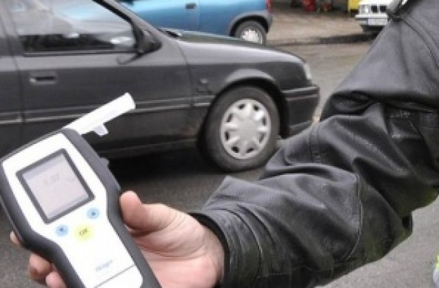 Хванаха двама почерпени зад волана