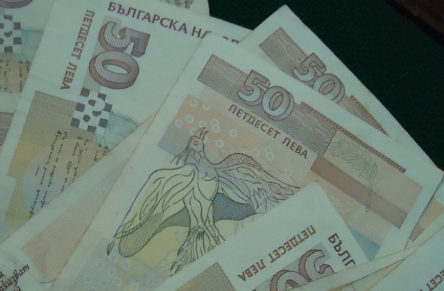 Продължава приемът на молби за помощи за първокласници