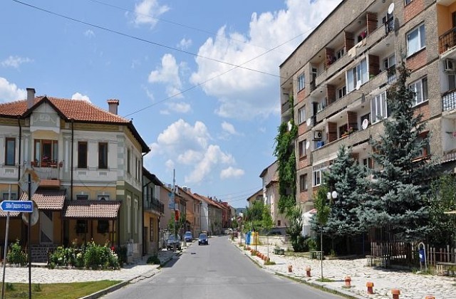 Ремонтират главната улица в Разлог