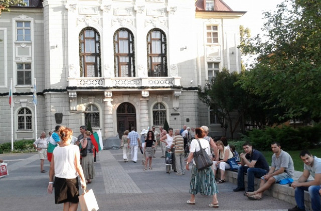 Протестиращите в Пловдив дебнат депутатите по курорти