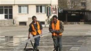 Заради жегата в Търговище мият улици пръскат против вредители