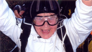 79годишна варненка посвети десетия си парашутен скок на празника на
