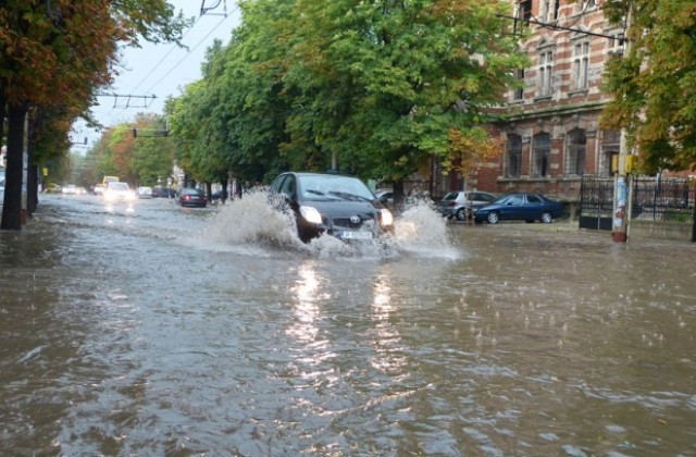 Близо 200 домакинства в град Мартен без ток след пороя в Русенско