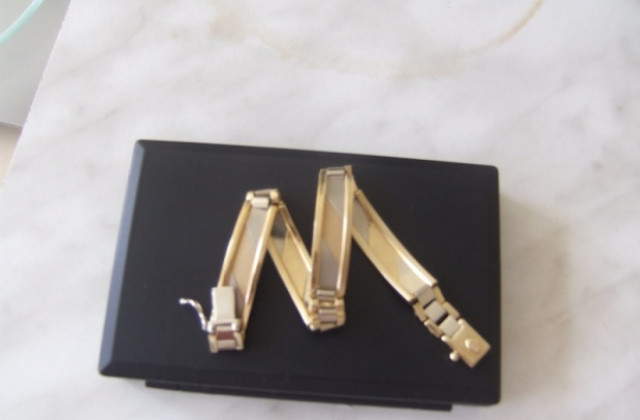 Данъчни продадоха на търг над 8 килограма злато