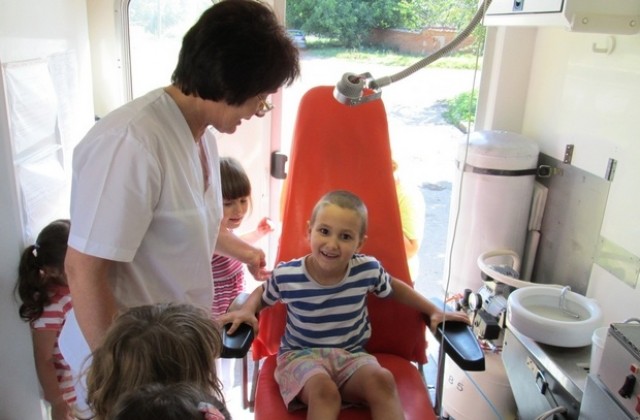 Мобилният стоматологичен кабинет посети детската градина в Г. Дъбник