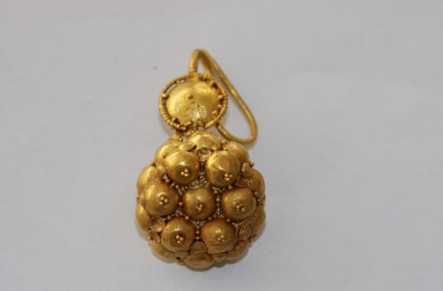 Откриха златни накити в могилата край Брестовица