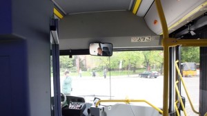 Мъж вилнее в автобус с брадва и точилка било му