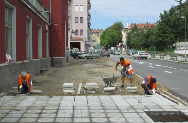 Трима души ангажирани с реконструкция на тротоарите в Г. Оряховица