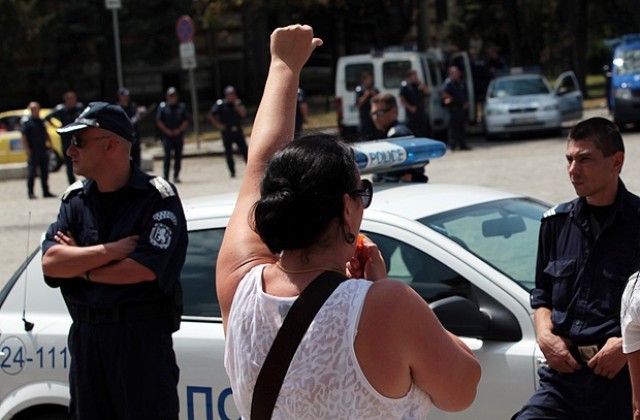 Протестиращи изпратиха депутатите във ваканция