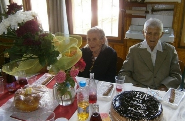 Дядо Митко от село Костел отпразнува 101 години, достигнал ги с много труд и любов