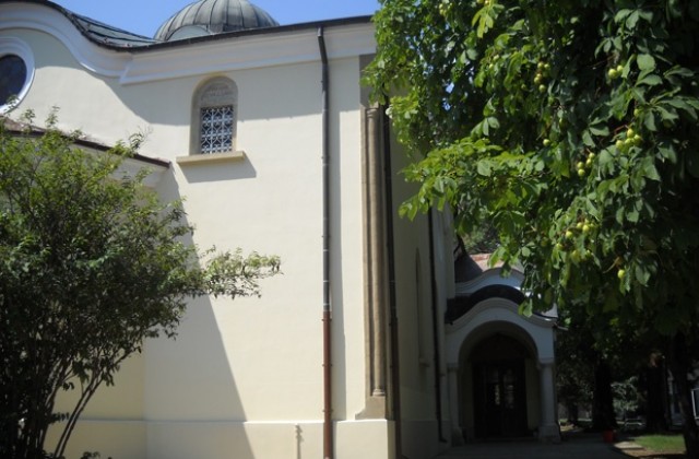 Отляво на църквата Св. Николай Мирликийски, в двора й, се намира Болярската църква.