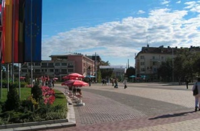 Започва полагането на настилка над Кооперативния пазар в Казанлък