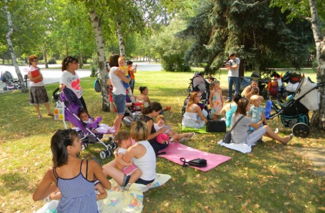 Над 30 майки заедно кърмиха в парка