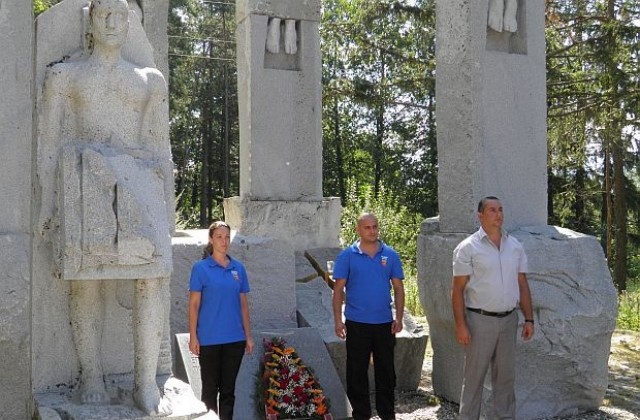 Почести пред паметника Илинден