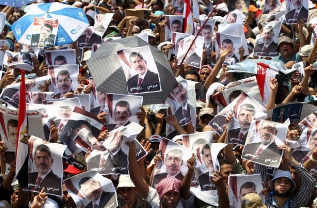 Напрежението в Египет не стихва, полицията в сблъсък с привърженици на Морси