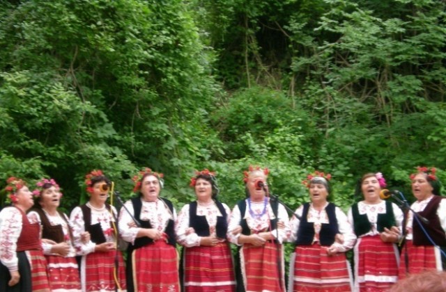 Българи и румънци се надиграват на Текето