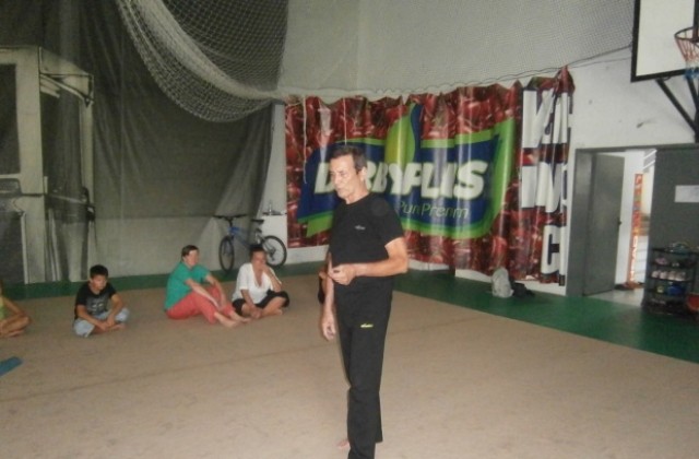 Най-добрият български йогист Веселин Лучански проведе открит урок в Кюстендил