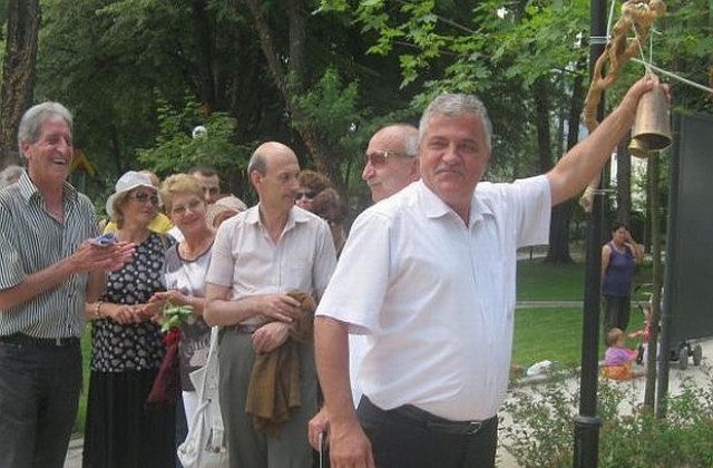 Кмет води фенове на стадиона